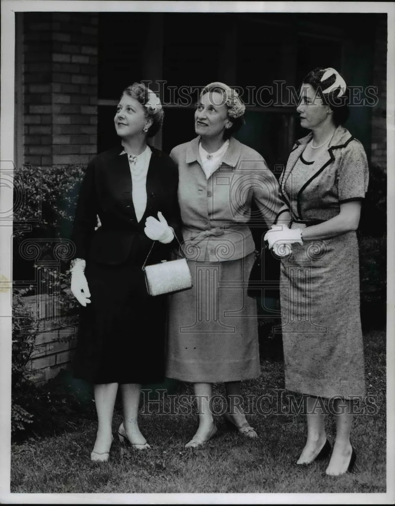 1958 Press Photo Dr. Sarah Marcus & others discuss Woman's Hospital expansion
