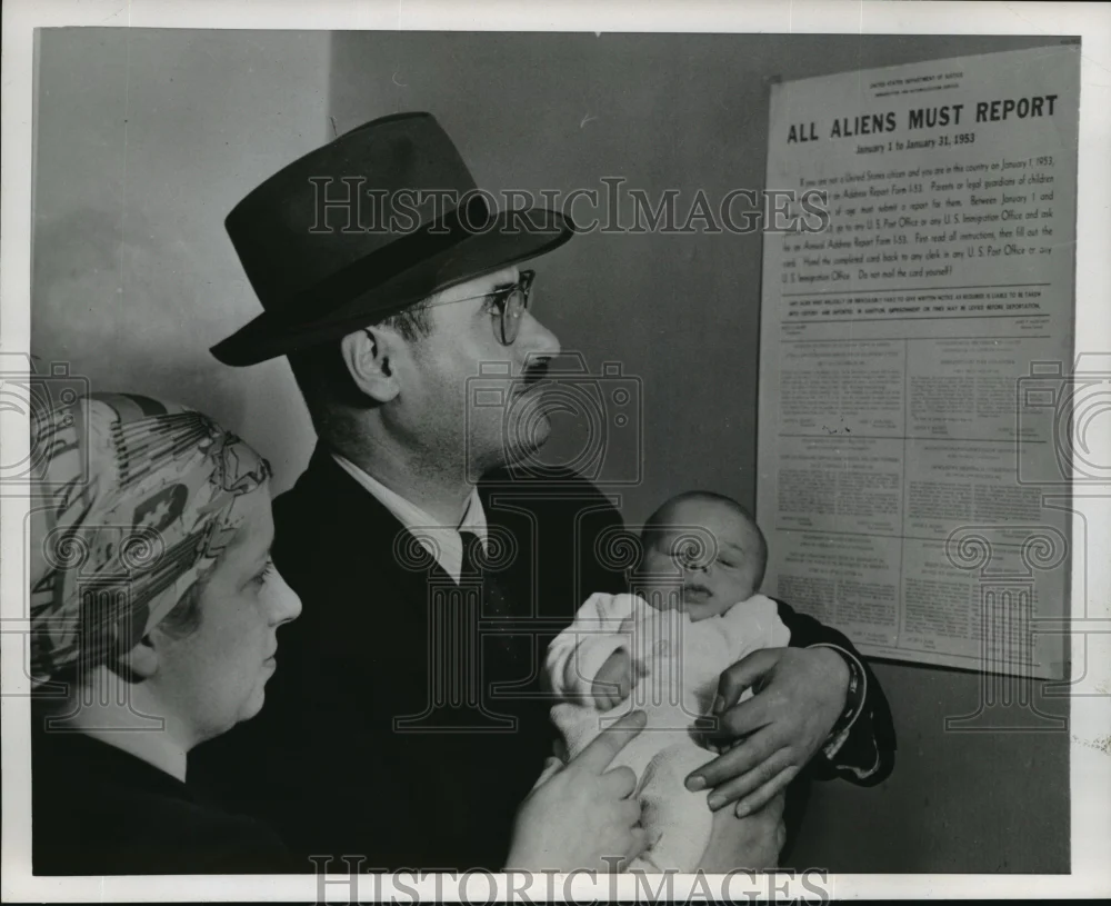 1952 Press Photo Henry Kernkraut with his wife, Pauline, and son, Yankel