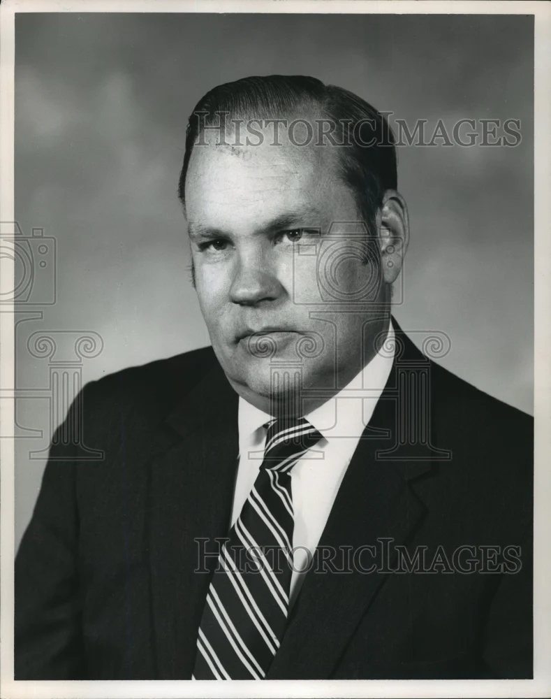 1975 Press Photo Gordon C. Behnke, Lakeside Bridge VP of sales - mja09203