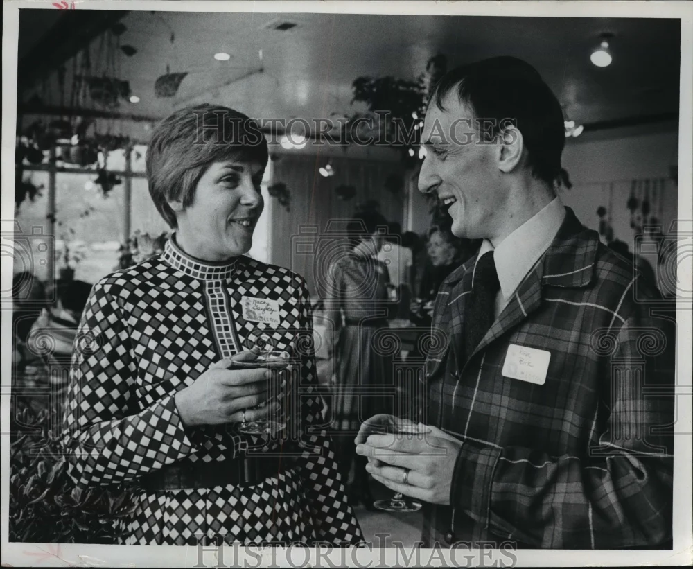 1972 Press Photo Mrs. John Banzhaf of Laura Sherry League & Actor Raye Birk