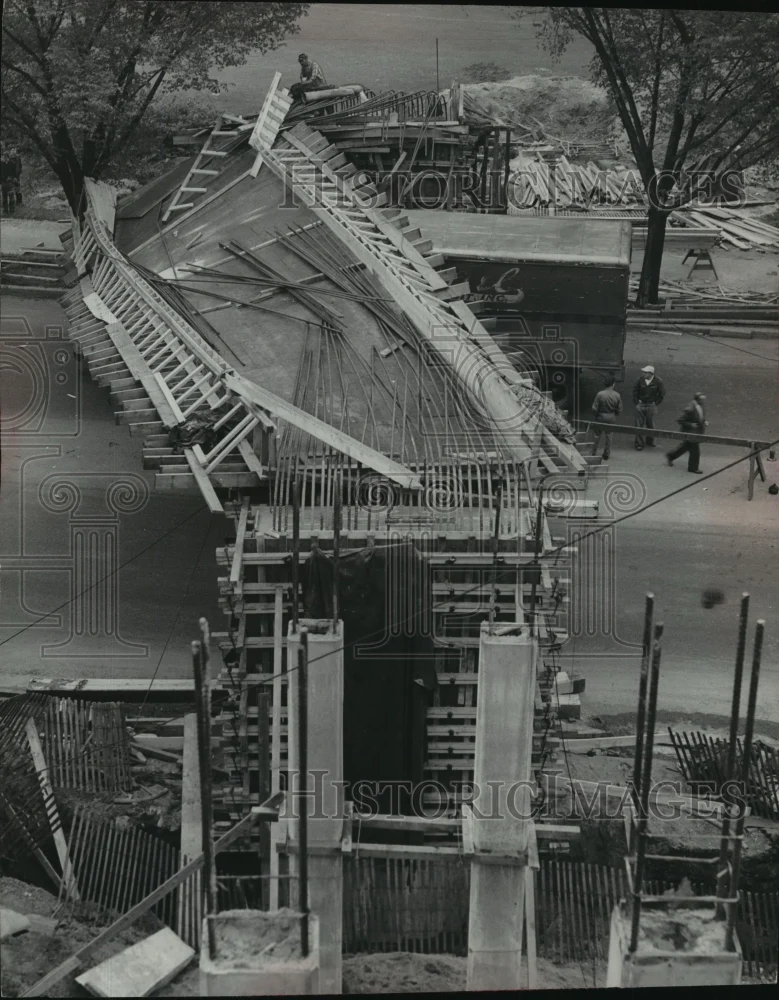 1952 Press Photo Lincoln Memorial Drive Semi-Trailer Truck Smashed Into Bridge