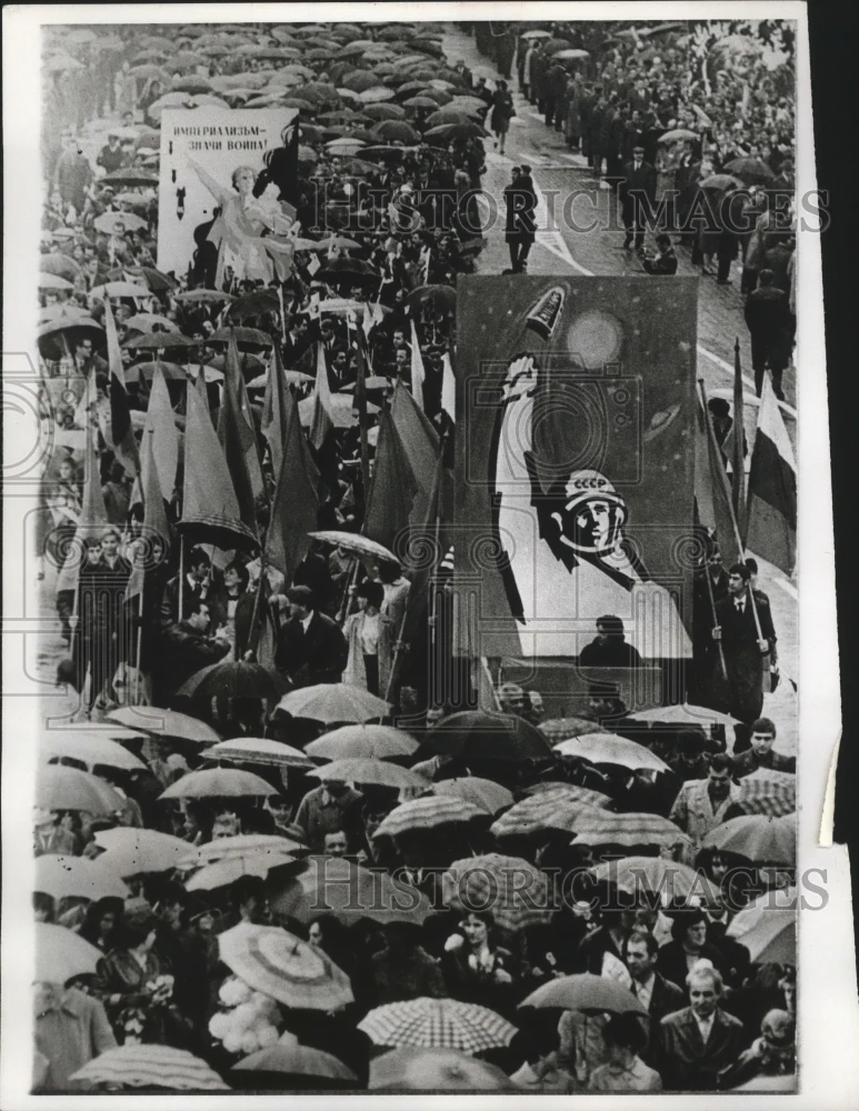1968 Press Photo "Great October Socialist Revolution" 51st anniversary march