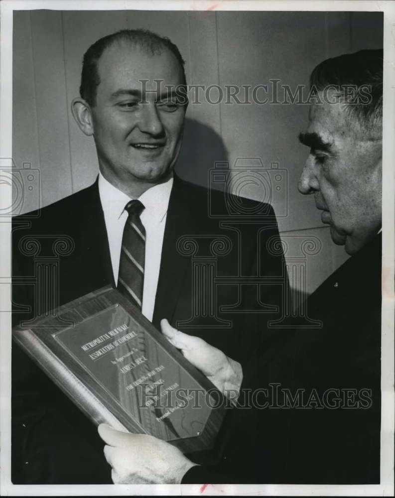 1965 Press Photo James Derse president of Derse Advertising Company given award