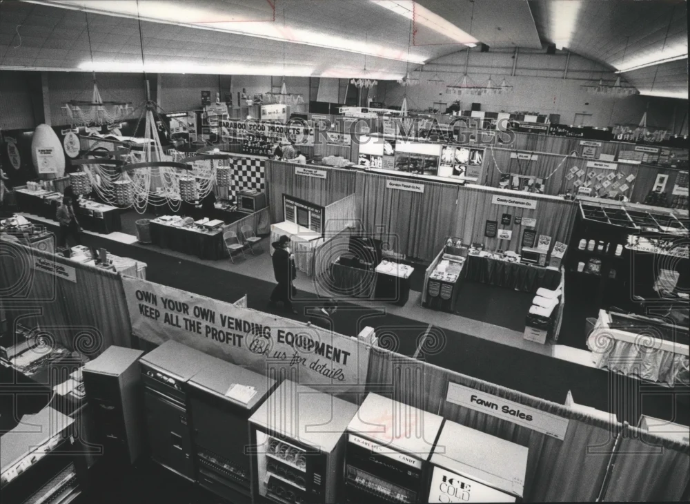 1974 Press Photo The Red Carpet Expo large exhibition areas (Milwaukee)