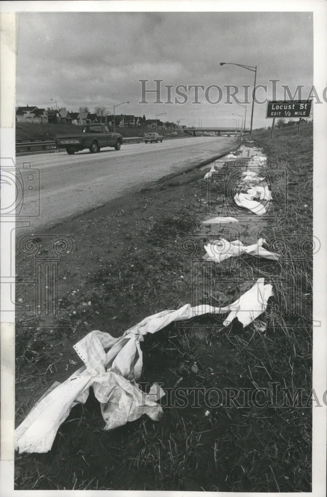 1974 Press Photo Litter lining the highway soon to be cleaned by spring cleaning