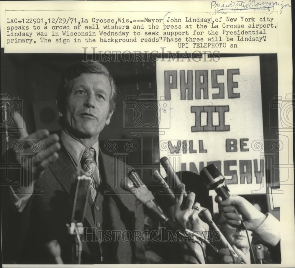 1971 Press Photo New York Mayor John Lindsay speaks to a crowd in Wisconsin
