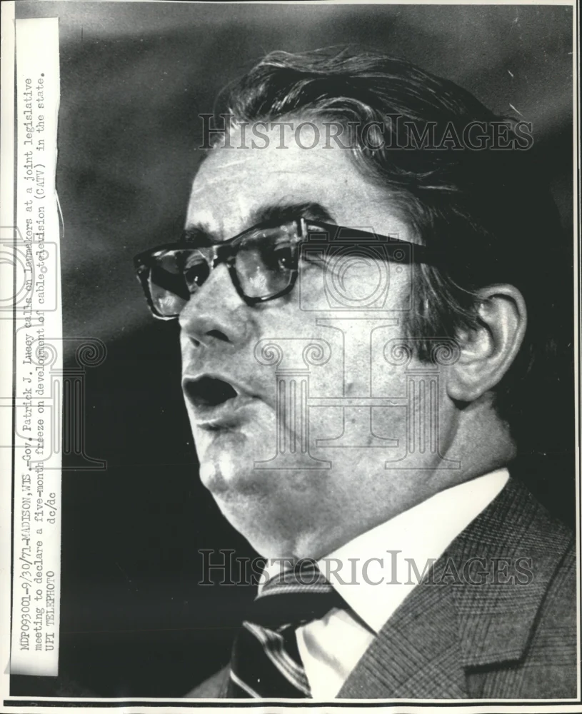 1971 Press Photo Governor Patrick J. Lucey speaking at legislative meeting