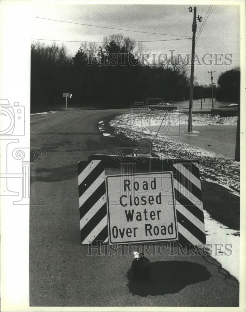 1983 Press Photo Sign in Pepin County, Wisconsin warns of a flooded road