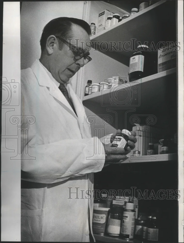 1970 Press Photo Doctor Gordon J. Marold, Milwaukee County Zoo Veterinarian
