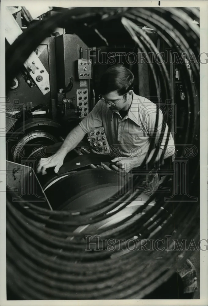 1982 Press Photo Man Builds Radial Tire at Goodyear Tire & Rubber Company