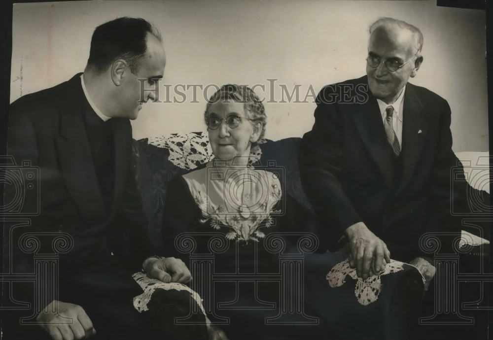 1946 Press Photo bishop-elect of Superior diocese, Cardinal Meyer, with parents