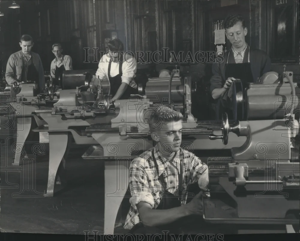 1958 Press Photo Boys at Milwaukee Trade and Technical high school - mjb47018
