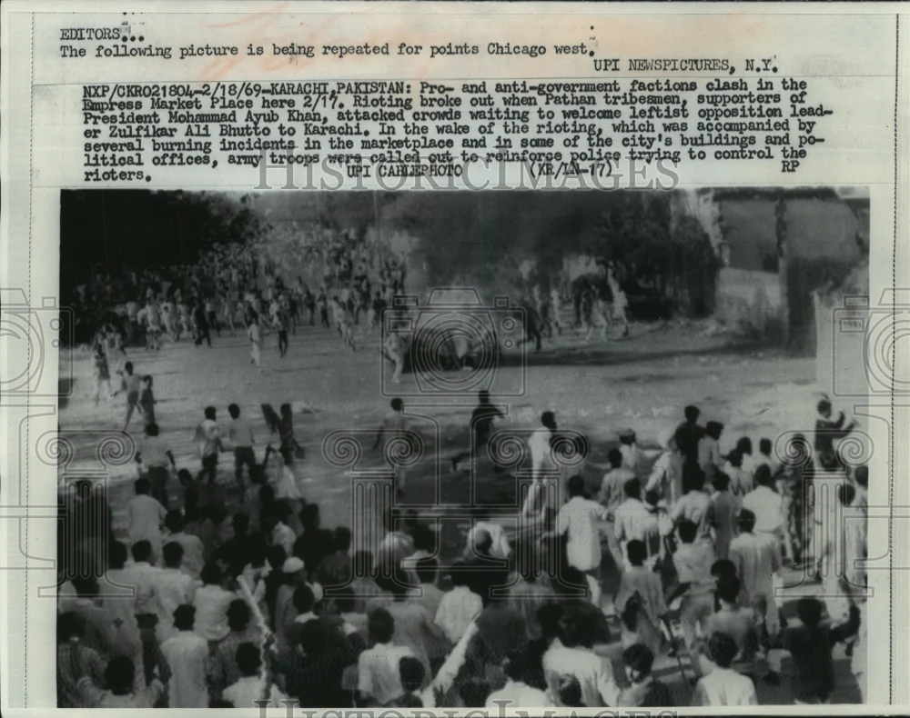 1969 Press Photo Pro and anti-government factions in Pakistan clash in riots