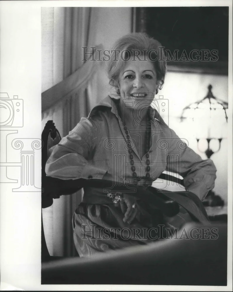 1971 Press Photo Mrs. Carmen Goldberger teaches at Cardinal Stritch College