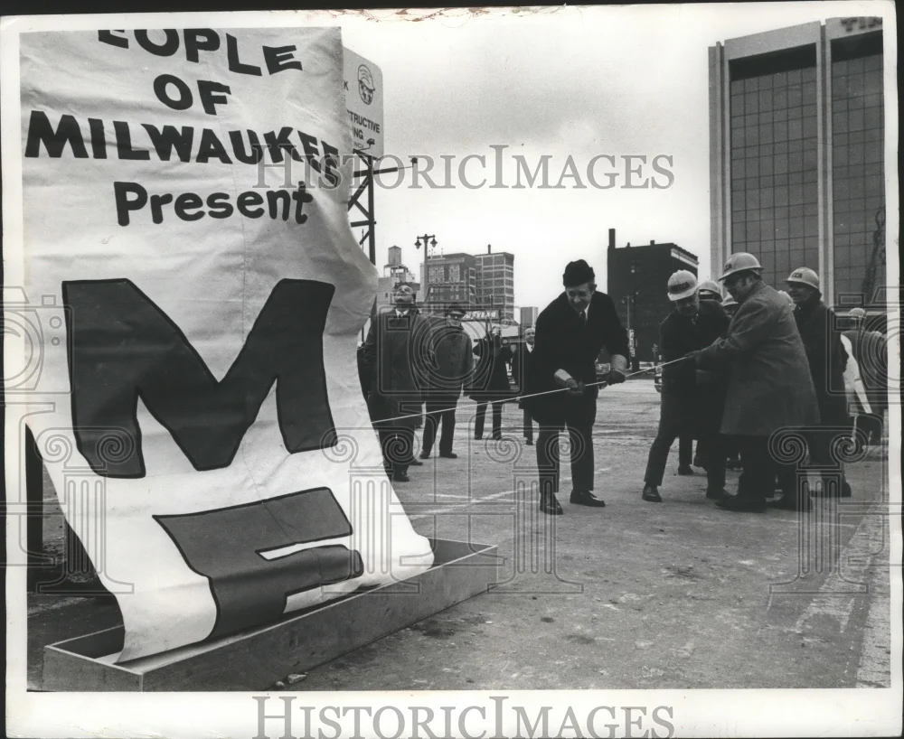 1971 Press Photo Participants unveil a banner at the Milwaukee Convention Center