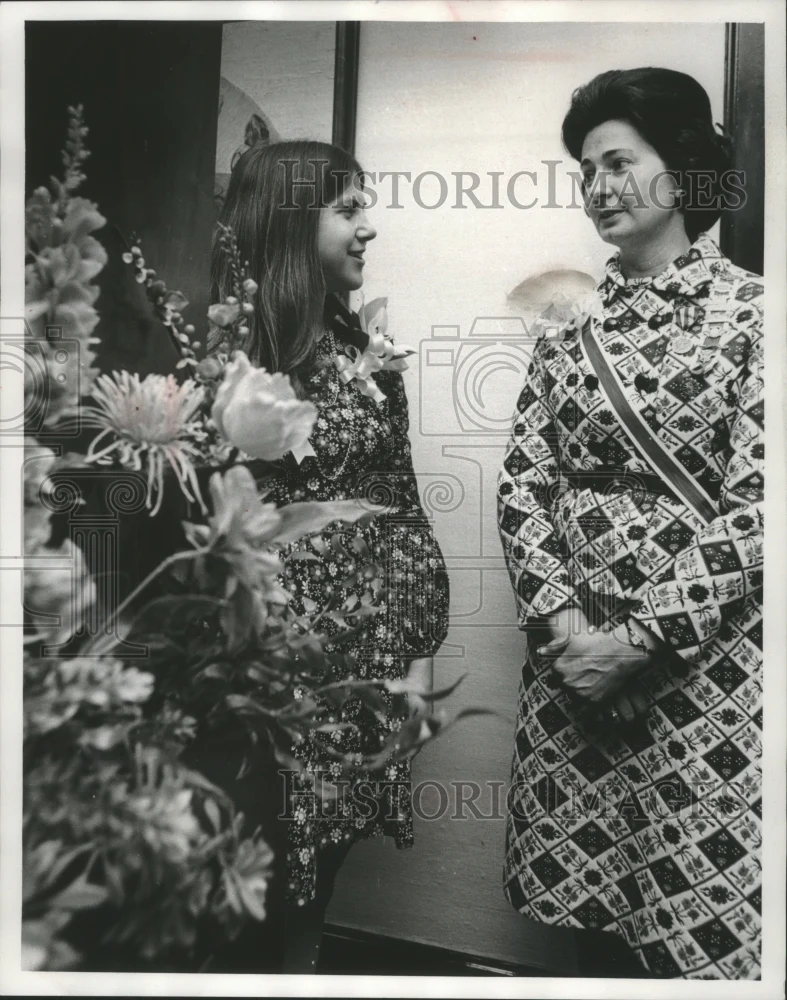 1972 Press Photo Susan Reek contest winner talking to Mrs. Janikowsky at lunch.