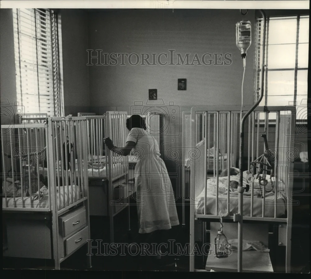 1960 Press Photo Mrs. Arlene Belmore supervisor, with babies in cribs, Wisconsin
