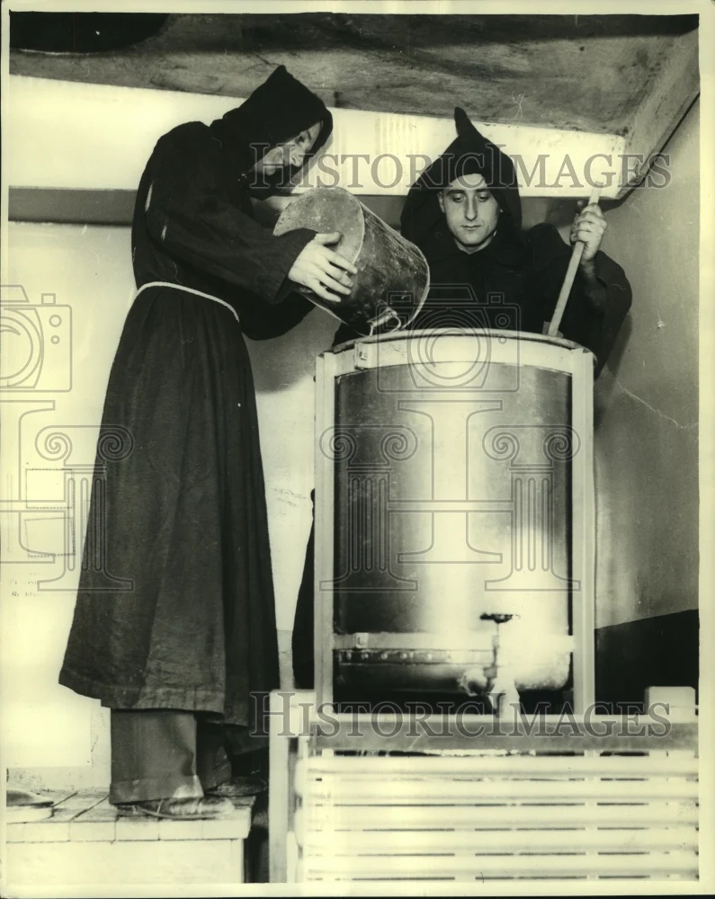 1934 Press Photo Cistercian Monks prepare liqueur in Chicago, Illinois cellar