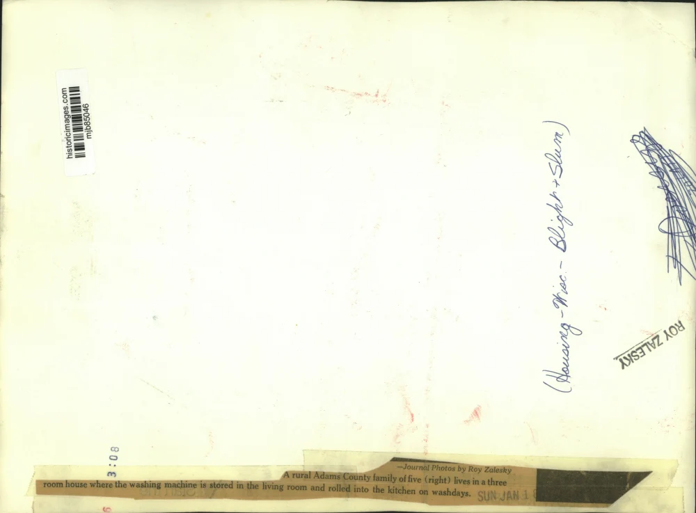 Press Photo Rural Adams County, Wisconsin family living in a three room house - Image 2