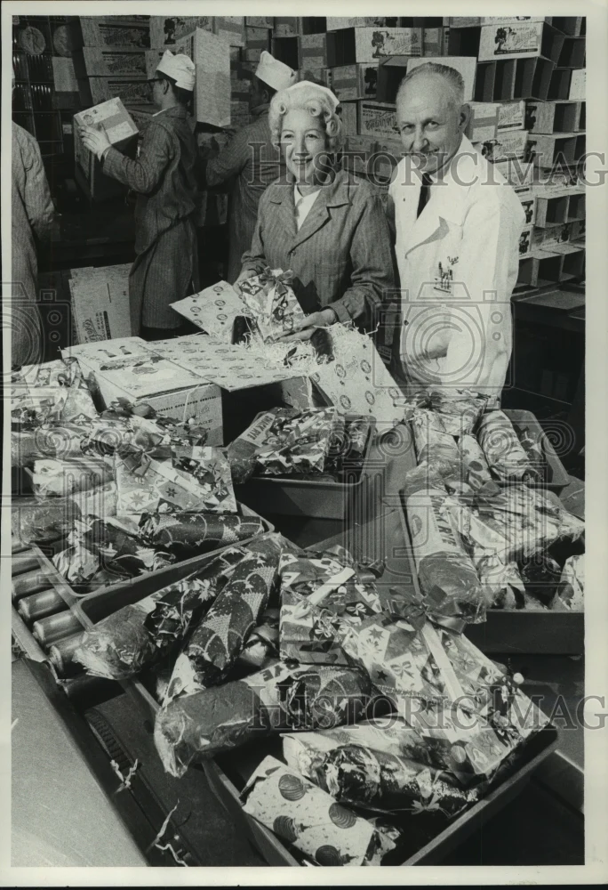 1967 Press Photo Mrs. George Scholzen And Erwin Beautin Pack Gift Box Sausages