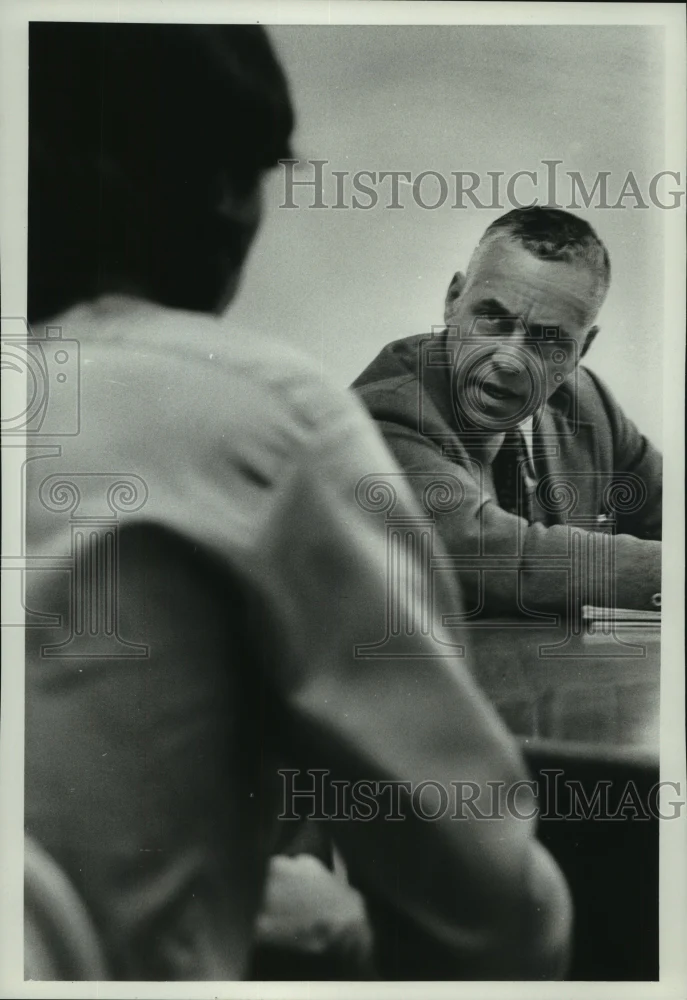 1975 Press Photo Wisconsin State Parole Board Member Eugene H. Thomas