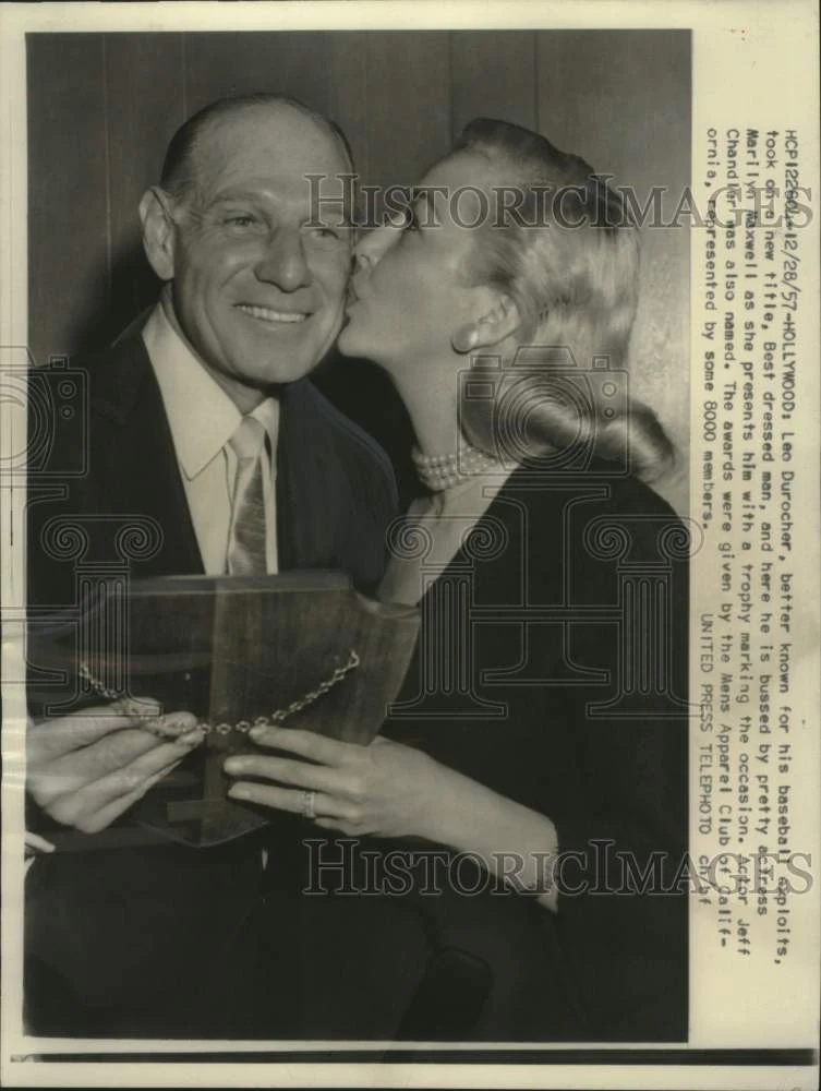 1957 Press Photo Actress Marilyn Maxwell kissing baseball manager Leo Durocher