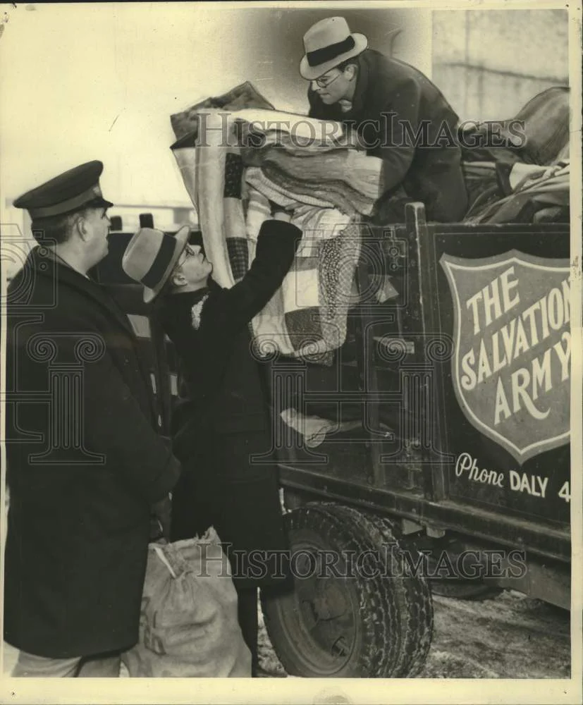 1937 Press Photo Salvation Army truck loaded by men with flood relief clothes