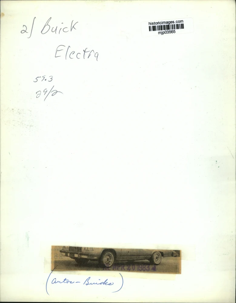 1983 Press Photo 1983 Buick Electra Park Avenue Sedan and LeSabre Limited Sedan - Image 2