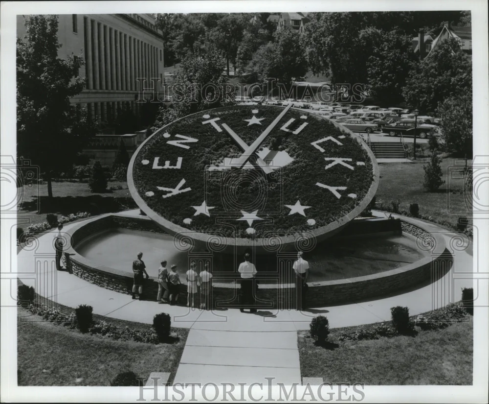 1987 Press Photo Floral clock on the capital grounds in Frankfort, Kentucky