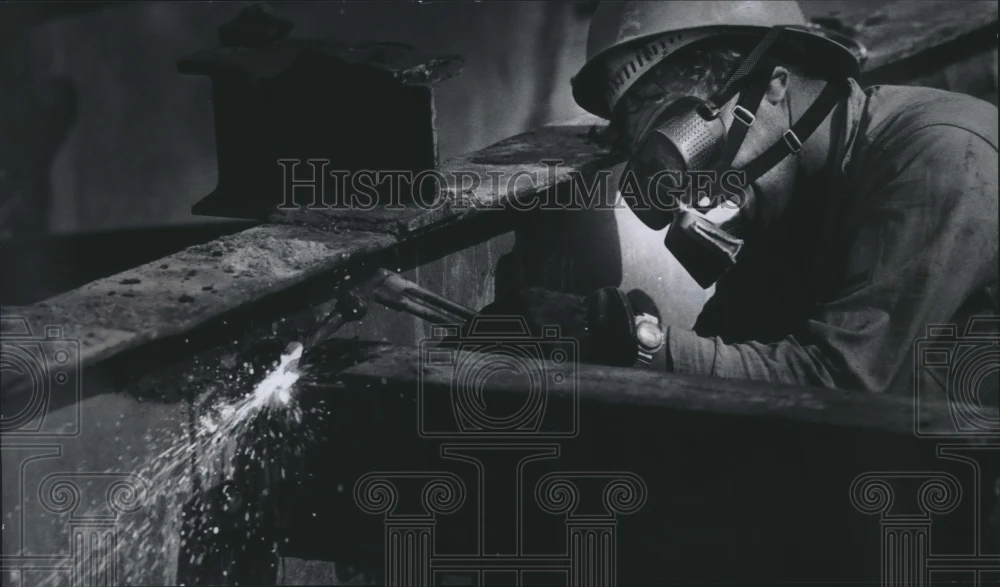 1979 Press Photo Gene Ramsey Cuts Girder, 27th St. Viaduct, Milwaukee, Wisconsin