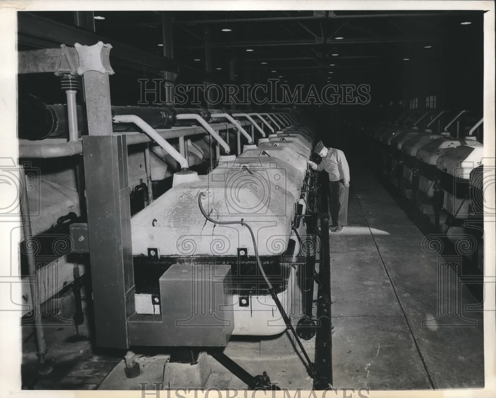 1943 Press Photo Soldier Checking Eastern Arsenal of Gas Shells - mjx37771