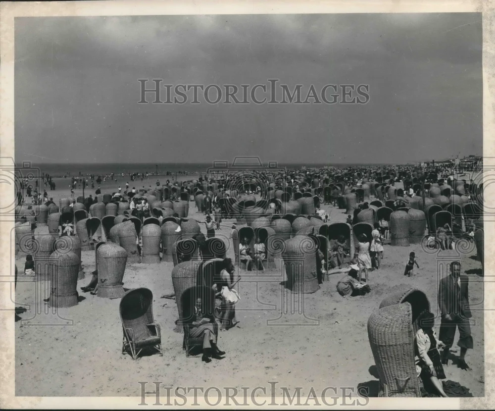 1948 Press Photo The North Sea beach resort at Scheveningen, Holland - mjx42934