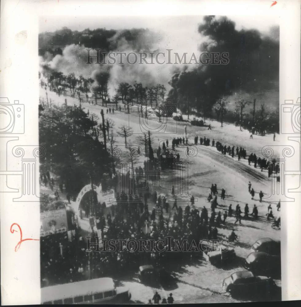 1952 Press Photo Cars burn & communist rioters at Hibiya Park in downtown Tokyo