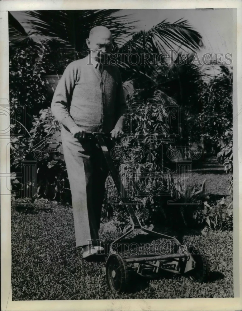 1942 Press Photo Rep. South Trimble mowing lawn for exercise in Miami