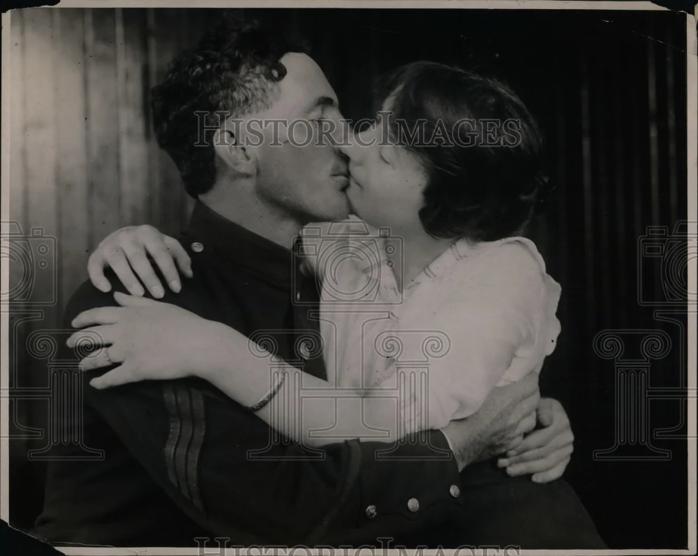 1918 Press Photo A couple kissing - nea27546