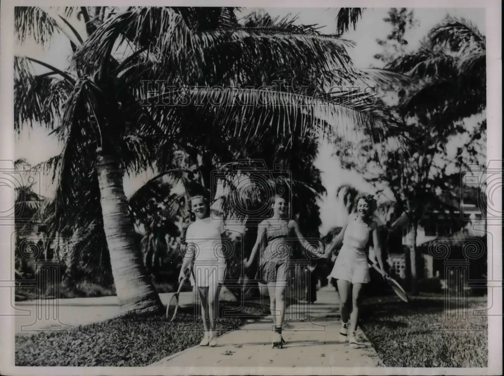 1935 Press Photo Co-ed students Marguerite Laughmiller, Eileen Hickling and