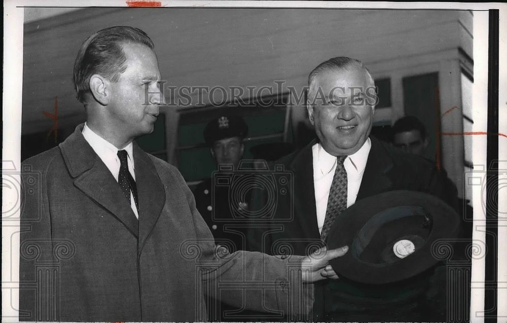 1956 Press Photo UN Sec. Gen. Dag Hammarskjold & his asst. Andrew Cordier