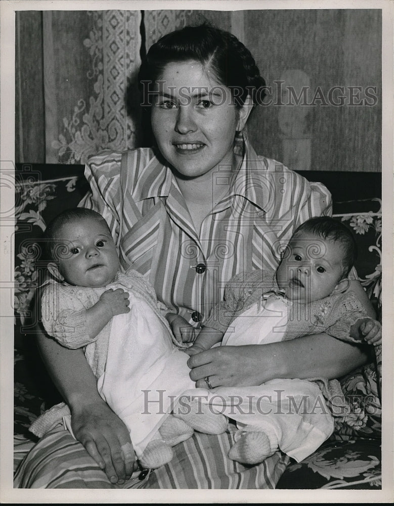 Press Photo Mrs Ruth Grimstead With Her Newborn Twins Jeannie Ann & Joan Louise