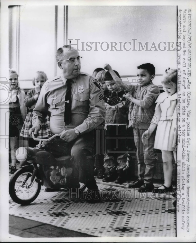 1969 Press Photo Wisconsin Police Sgt. Jerry Amundson at Madison Kindergarten