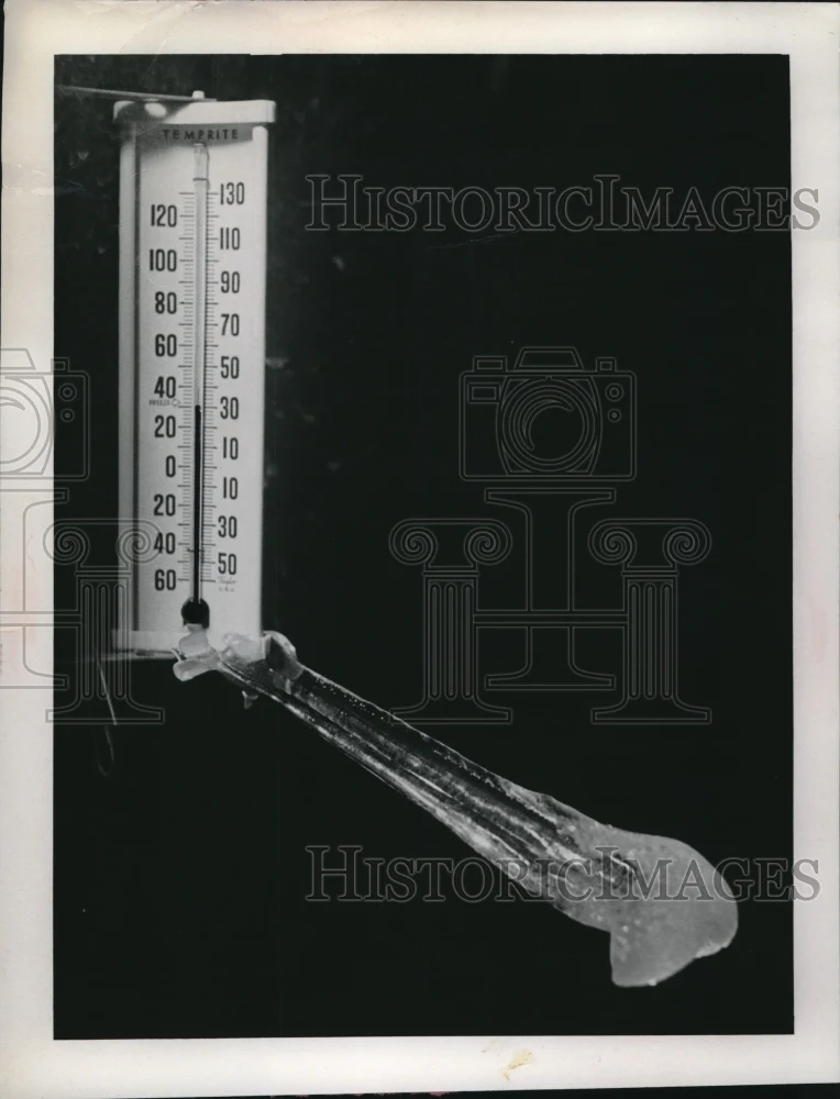 1976 Press Photo Formed Ice leaned away from window thermometer
