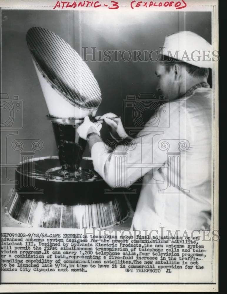 1966 Press Photo Tech makes final adjustments on Antenna Intelsat III