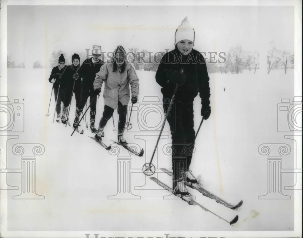 1970 Press Photo Cross Country Skiers Leisurely Trek Across Snowy Cold Slopes