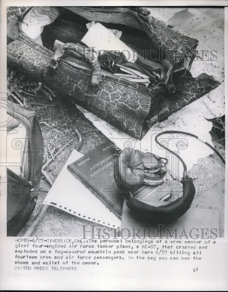 1954 Press Photo Shoes Bag And Wallet Of Crashed Air Force Plane Crew Member