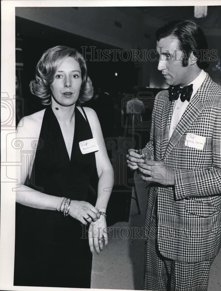 1974 Press Photo Mrs W Gary Ludlow having conversation w/ Harvey Oppmann
