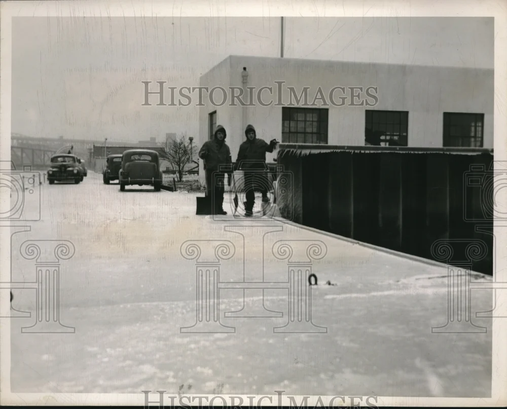 1950 Press Photo Seaman Donald E. Arnest Ronald Lorenzoni Coast Guard Station