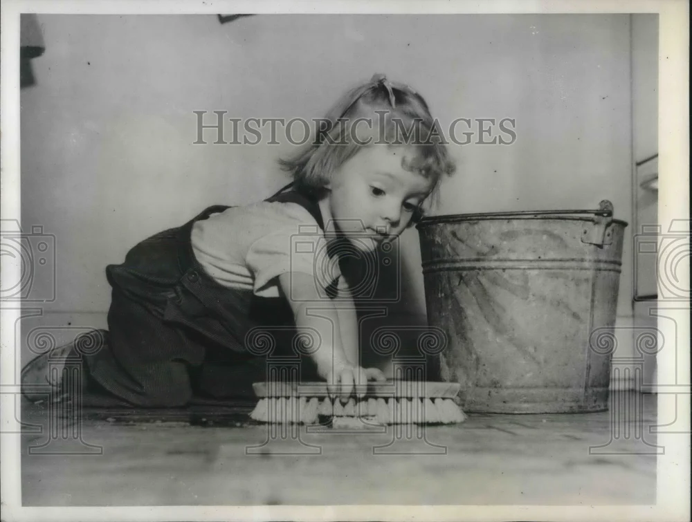 1944 Press Photo Vicki Swanson Little Girl Scrubs Floors With Brush And Bucket