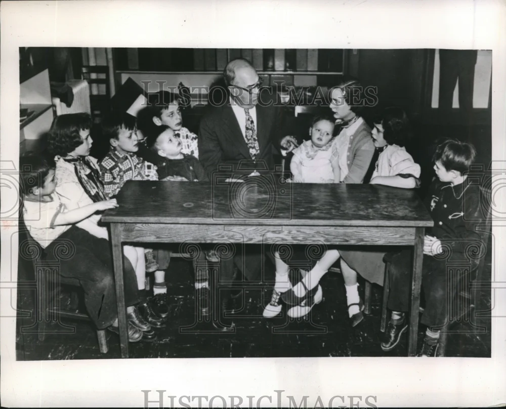1952 Press Photo Judge Dunne with 9 Orphan Children Their Mother Drowned