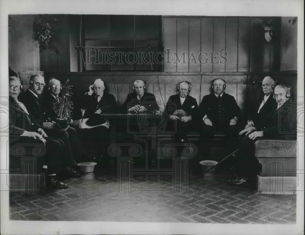 1934 Press Photo Champion swappers of Sea Yarns listen to Admiral Richard Byro