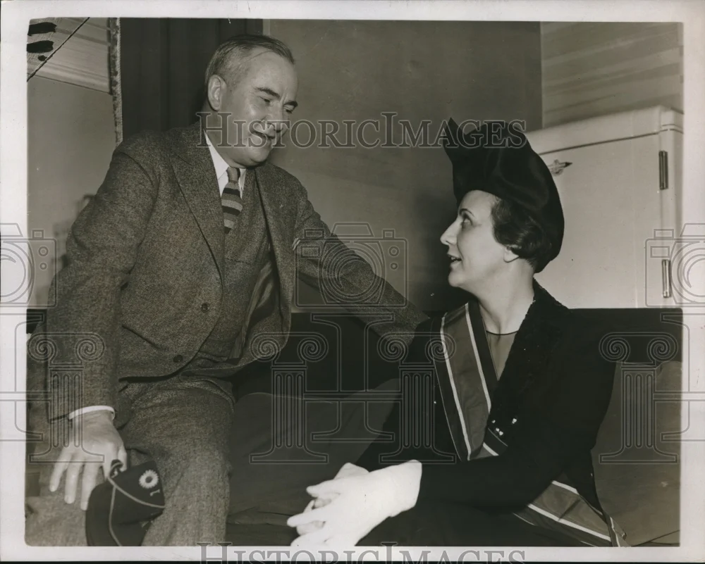 1937 Press Photo Mrs. Oscar Hahn and Harry Colmery at Hotel Pennsylvania