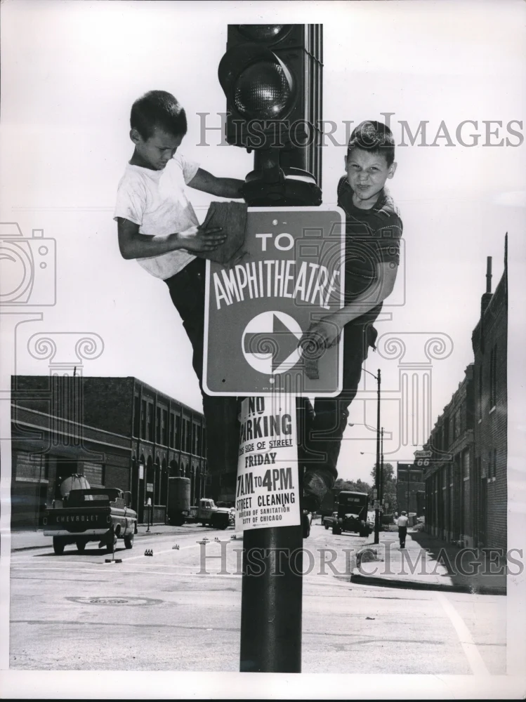 1960 Press Photo Michael de Rolf and John Dwyek atop a traffiv pole - nec25568